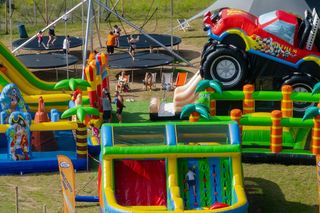 Nowa atrakcja dla dzieci pod Bydgoszczą. Na plaży w Pieczyskach wyrośnie park dmuchańców! Kiedy otwarcie? 
