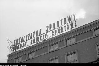 QUIZ PRL. Gdy cała Polska marzyła o szóstce. Pamiętasz te kolejki i bębnowe maszyny?