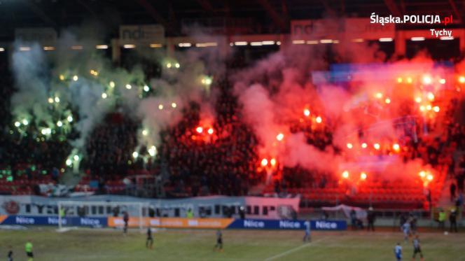Tychy: Zadyma podczas meczu GKS Tychy - Ruch Chorzów. Policja zatrzymała dwie osoby [ZDJĘCIA]