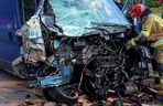 Zderzenie lokomotywy z busem pod Brzezinami. Fatalny wypadek na przejeździe kolejowym