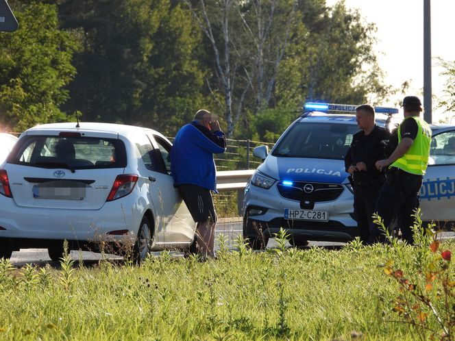 Chciał wjechać pod prąd na S8 pod Warszawą. Wyszedł z auta i prawie zasnął na drodze