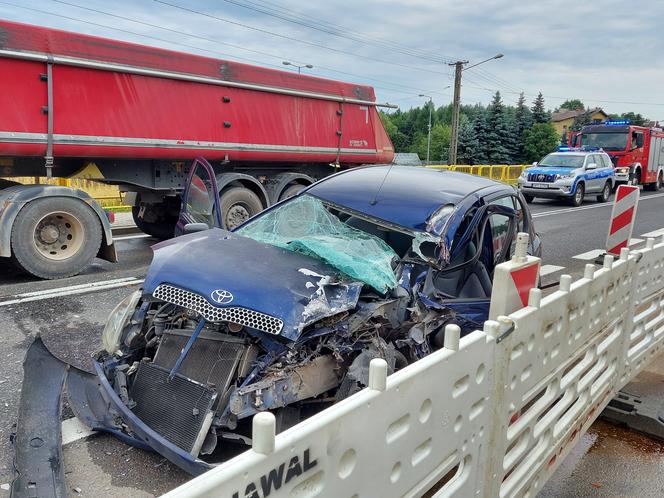 Wypadek W Lubieni. Ciężarówka zderzyła się z osobówką