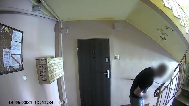 Mieszkańcy Rudy Śląskiej w Szoku. Mężczyzna zabawiał się na klatce schodowej. Wszystko nagrano