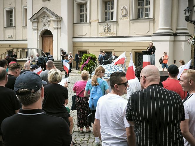 Manifestacja pod hasłem "Sto nielegalnej imigracji" w Lesznie