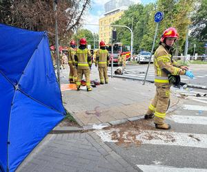 Wypadek na Mokotowie. Auto dachowało i wpadło w grupę ludzi! Są ciężko ranni