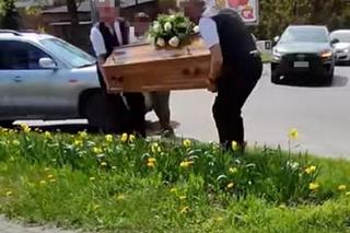 Trumna wypadła z karawanu