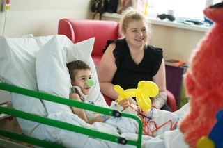 Uśmiech rodzica = siła dziecka.  Fundacja zwraca uwagę na emocje opiekunów hospitalizowanych dzieci