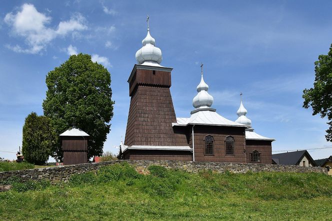 To niewielka wieś w Małopolsce. Słynie z niezwykle pięknej łemkowskiej cerkwi 