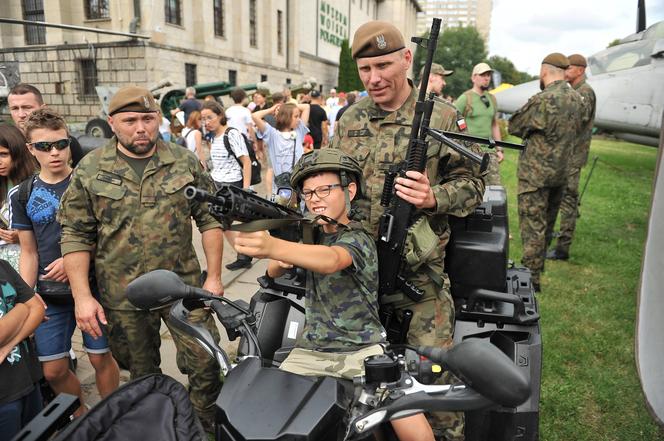 Armaty zagrzmiały w Warszawie. Obchody święta Wojska Polskiego