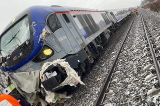 Groźne zderzenie pociągu z samochodem ciężarowym. Ruch na linii Siedlce-Białystok wstrzymany [ZDJĘCIA]