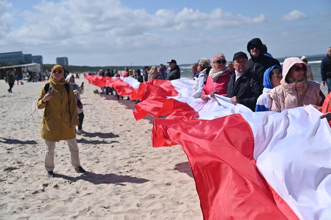 Najdłuższa flaga narodowa w Polsce mierzy ponad 2 km 700 metrów. To nowy rekord Polski!