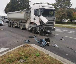 kolizja TIR-ów na ulicy Estkowskiego w Lesznie