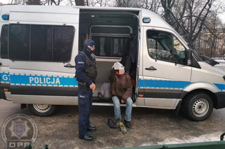 Wzruszający gest krakowskich policjantów! Kupili bezdomnemu buty, by mógł zmienić swoje życie 