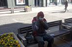 Bezdomni też muszą nosić maseczki! Policjanci z Katowic o to zadbali 