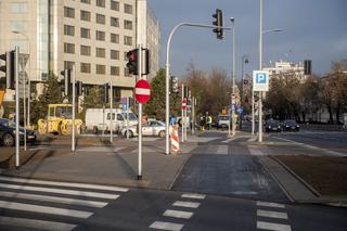 Wypadek przy budowie tramwaju do Wilanowa. Ranny przechodzień w szpitalu! Dźwig uderzył w latarnię