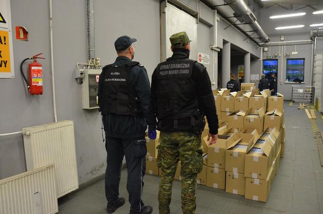 Bobrowniki. Tańszych papierosów z Białorusi nie będzie! Na Podlasiu udaremniono gigantyczny przemyt