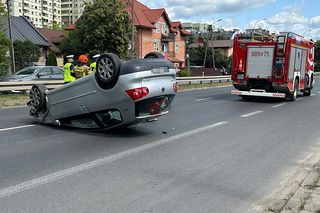 Straciła panowanie i dachowała. Trzy osoby ranne, w tym 11-miesięczne dziecko