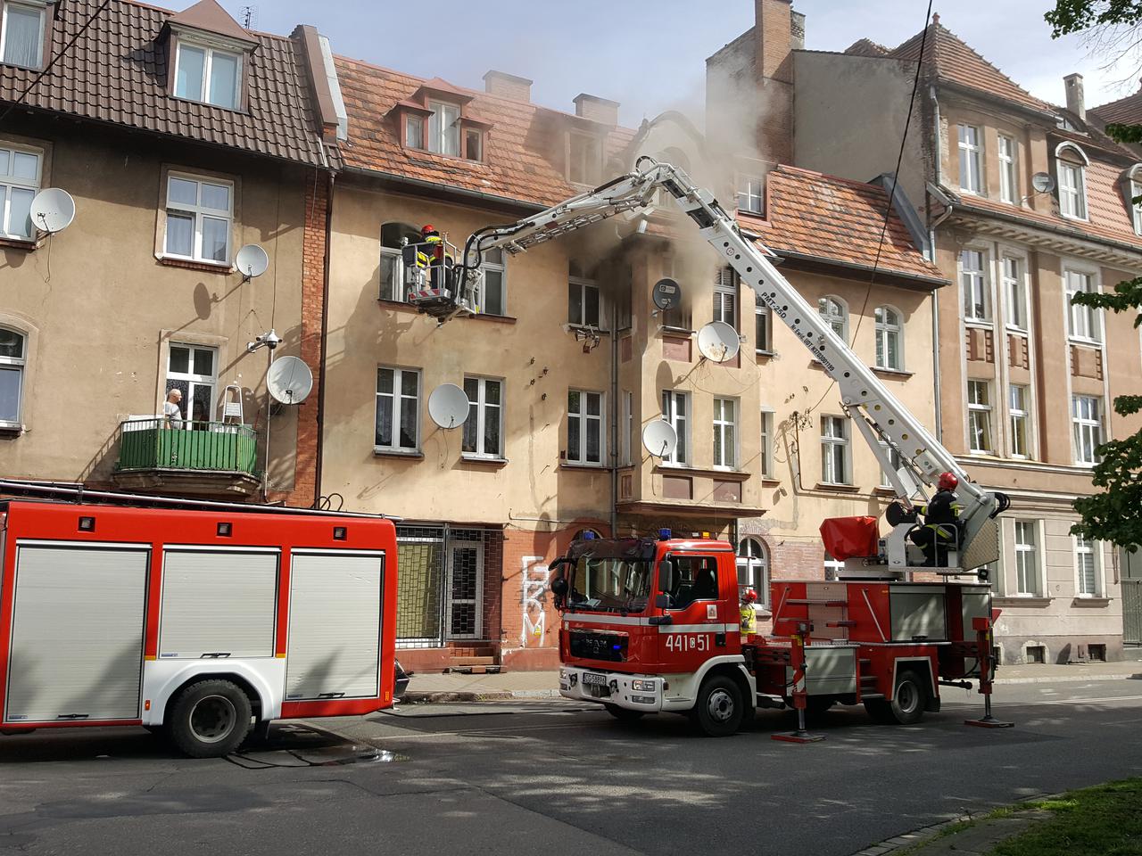 Pożar w kamienicy przy ulicy Narutowicza w Grudziądzu. Jest ofiara śmiertelna [WIDEO, ZDJĘCIA]