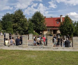 Karol i Marta Nawroccy na obiedzie u rodziny spod Kolbuszowej, na stole same smakołyki