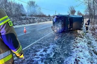 UWAGA kierowcy! Może być ślisko. Trzy pojazdy w rowie, jedna osoba poszkodowana