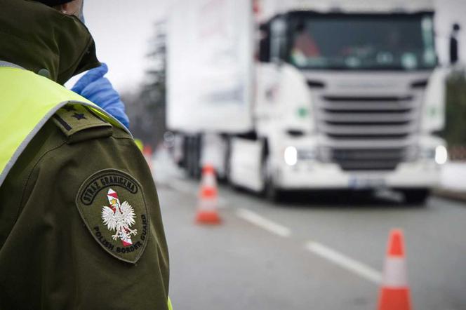 Chcieli dostać się do Niemiec, granicę z Polski do Słowacji przekroczyli ukryci w naczepie serbskiej ciężarówki 