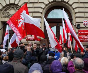 Kraków. Protest w obronie mediów publicznych. Barbara Nowak: „Zawszańcy nas sprzedali”, zgromadzeni: „Wolna Polska!”