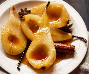 Gruszki w słodkim syropie na zimę - jak zrobić znakomite gruszki do deserów i... deski serów 