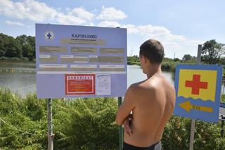 Sinice zaatakowały Jeziorko Czerniakowskie! Warszawiacy lekceważą zakaz kąpieli