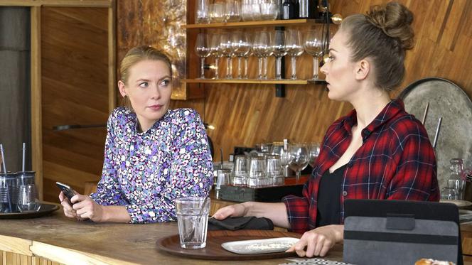 Barwy szczęścia, odc. 2251. Dominika (Karolina Chapko), Renata (Anna Mrozowska)