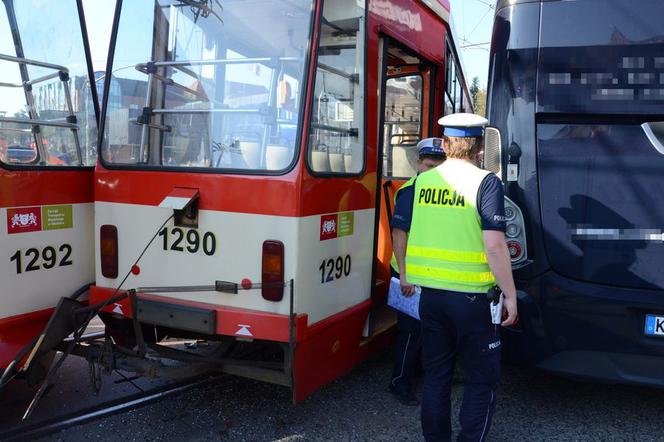 Gdańsk: Zderzenie tramwaju z autokarem! [ZOBACZ ZDJĘCIA]