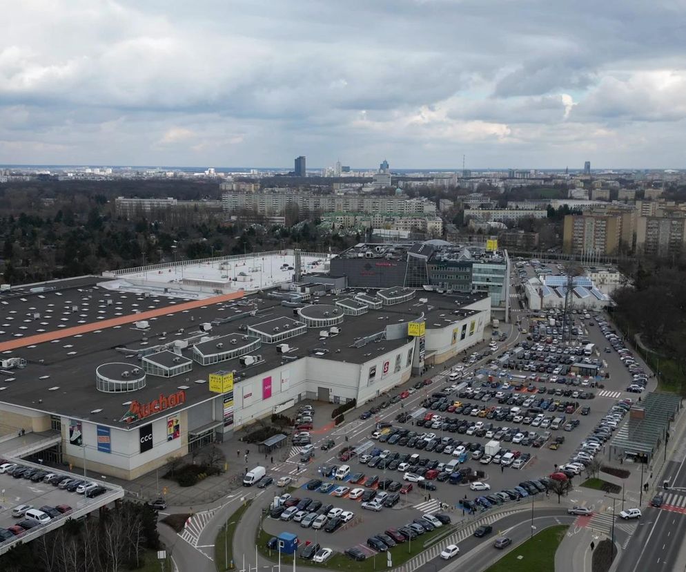 Dwa popularne centra handlowe w Warszawie wprowadzają opłaty za parkowanie