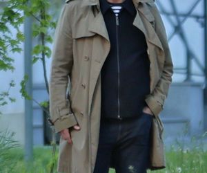 Andrzej Chyra smyra i całuje