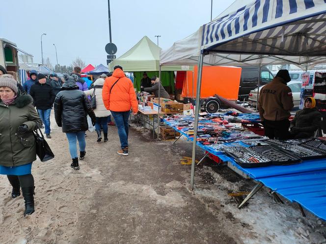 Giełda samochodowa w Łodzi. Przyciąga klientów, ale sprzedawcy nie są zadowoleni