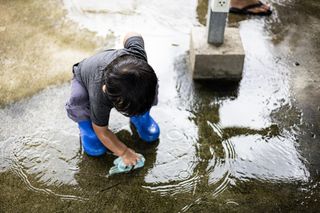 Dwoje dzieci błąkało się samotnie. 2-latek pił wodę z kałuży