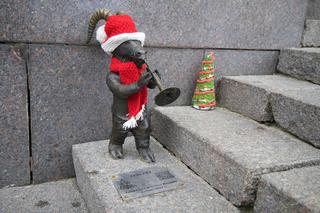 Lublin otulony włóczką na Mikołajki. Na ulicach miasta pojawiły się czerwone czapeczki!