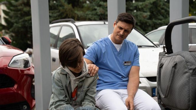 Na dobre i na złe odc. 966. Krzysztof Radwan (Mateusz Damięcki), Kubuś (Wiktor Trojan)