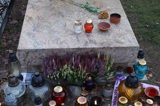 Morze zniczy przy grobie Kory. Powązki Wojskowe po Wszystkich Świętych