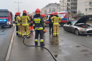 Roztrzaskał sportowe auto na latarni! Ogromny wypadek na Grochowie