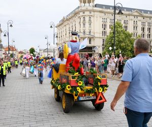 Parada Syrenki 2025 przeszła ulicami Warszawy. Na trasie 20 barwnych platform