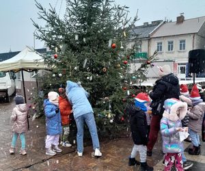 Na rynku w Mordach stanęła choinka