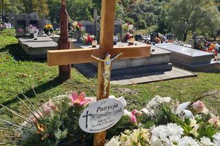Grób Patrycji utonął w białych kwiatach
