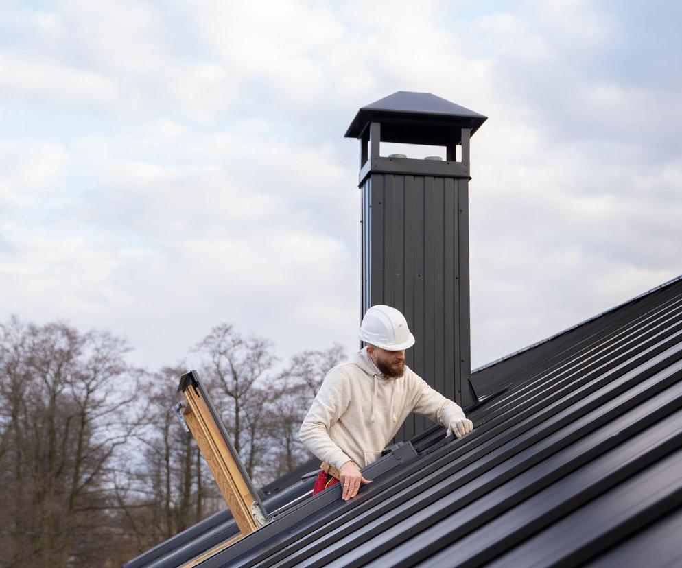 Jak wyczyścić komin bez wchodzenia na dach? Dzięki temu sposobowi bezpiecznie poczekasz na kominiarza