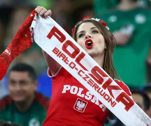 Piękne fanki na Polska - Meksyk. Zjawiskowa brunetka z Polski przykuła uwagę fotoreporterów! Zostanie miss?