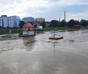 Fala powodziowa we Wrocławiu. Pod wodą są już beach bary i drogi 