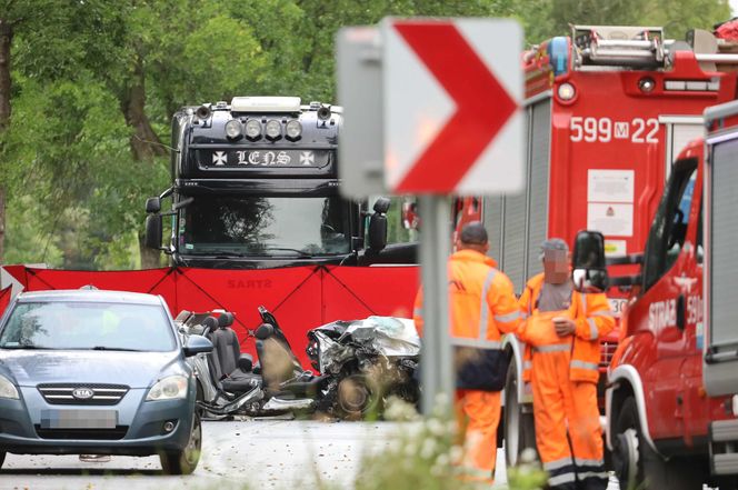 Samochód ciężarowy zderzył się z osobowym autem. Cztery osoby zginęły. Droga zablokowana