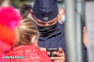 Policjanci sprawdzają czy nosimy maseczki.