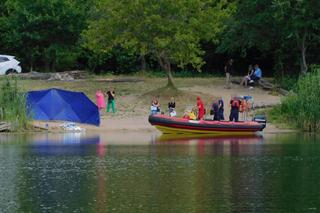 Tragedia na jeziorze pod Otwockiem! Rzucili się na ratunek kobiecie. Nie dało się nic zrobić
