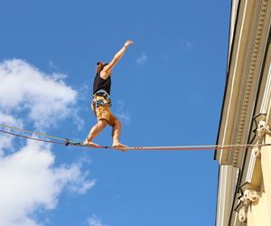 Spacerują po linach nad głowami przechodniów. Trwa Urban Highline Festival