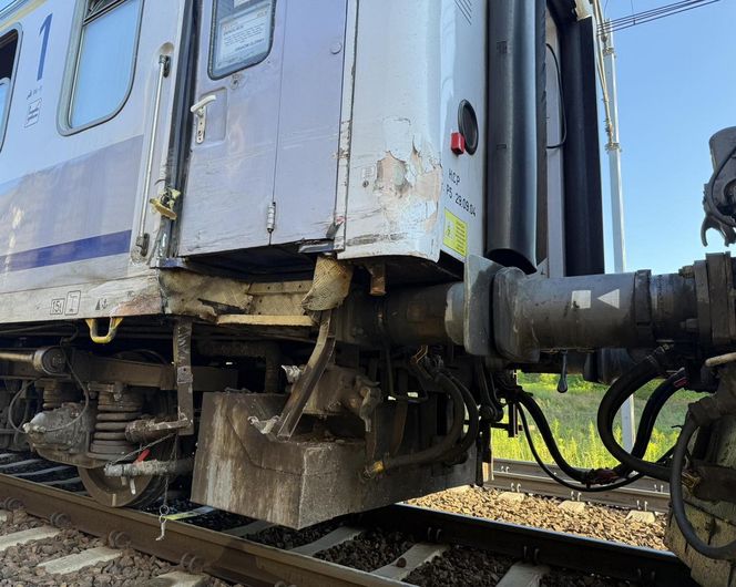 Dostawczak wjechał pod pociąg! Ogromne utrudnienia na kolei