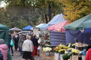 Trwają ostatnie przygotowania. Lublinianie sprzątają groby na 1 listopada